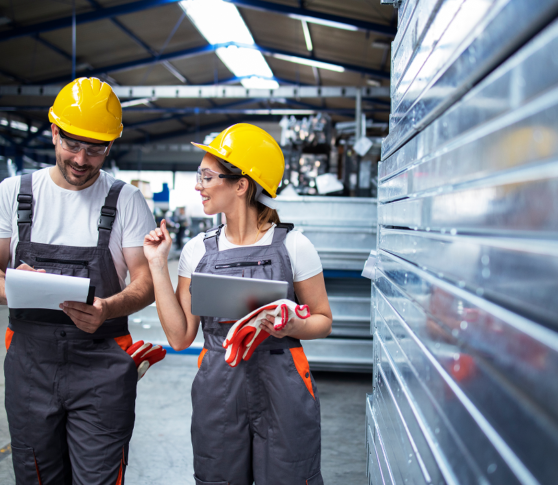 trabajadores-de-la-fabrica-trabajando-juntos-en-la-sala-de-produccion-industrial 2